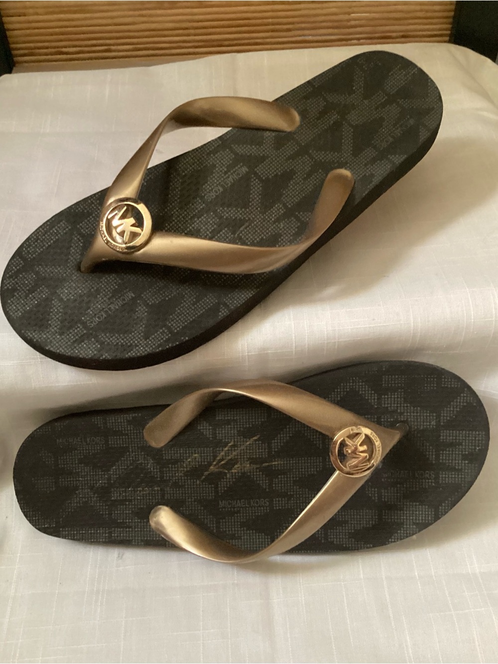 Michael Kors Signature Flip-Flop sandals Sz 7 EUC gold MK monogram thong sandal